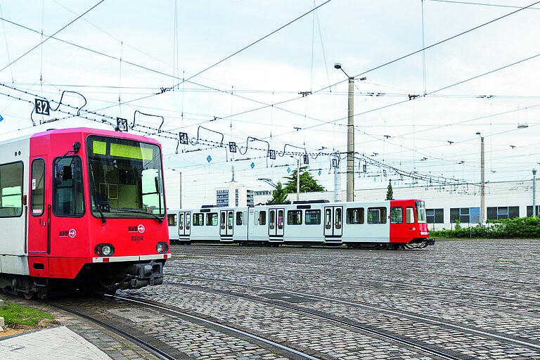 Straßenbahnen mit Schienen aus Köln in den Farben rot und weiß