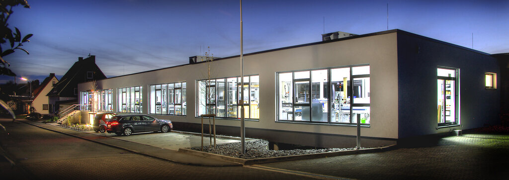 Firmengebäude der Wenzelmann Schilderfabrik bei Nacht, beleuchtet