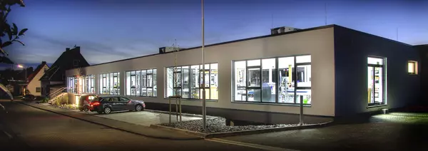 Firmengebäude der Wenzelmann Schilderfabrik bei Nacht, beleuchtet