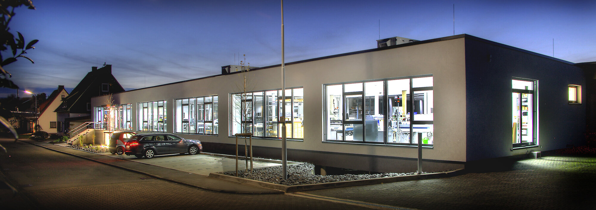 Firmengebäude der Wenzelmann Schilderfabrik bei Nacht, beleuchtet