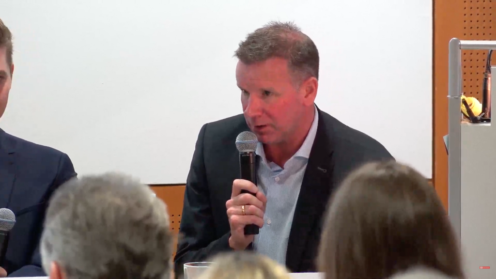 Ralf Siefen spricht in ein Mikrofon
