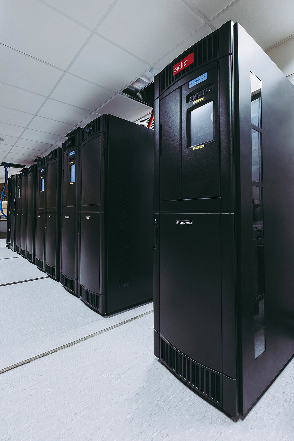 Serverraum mit schwarzen Regalen