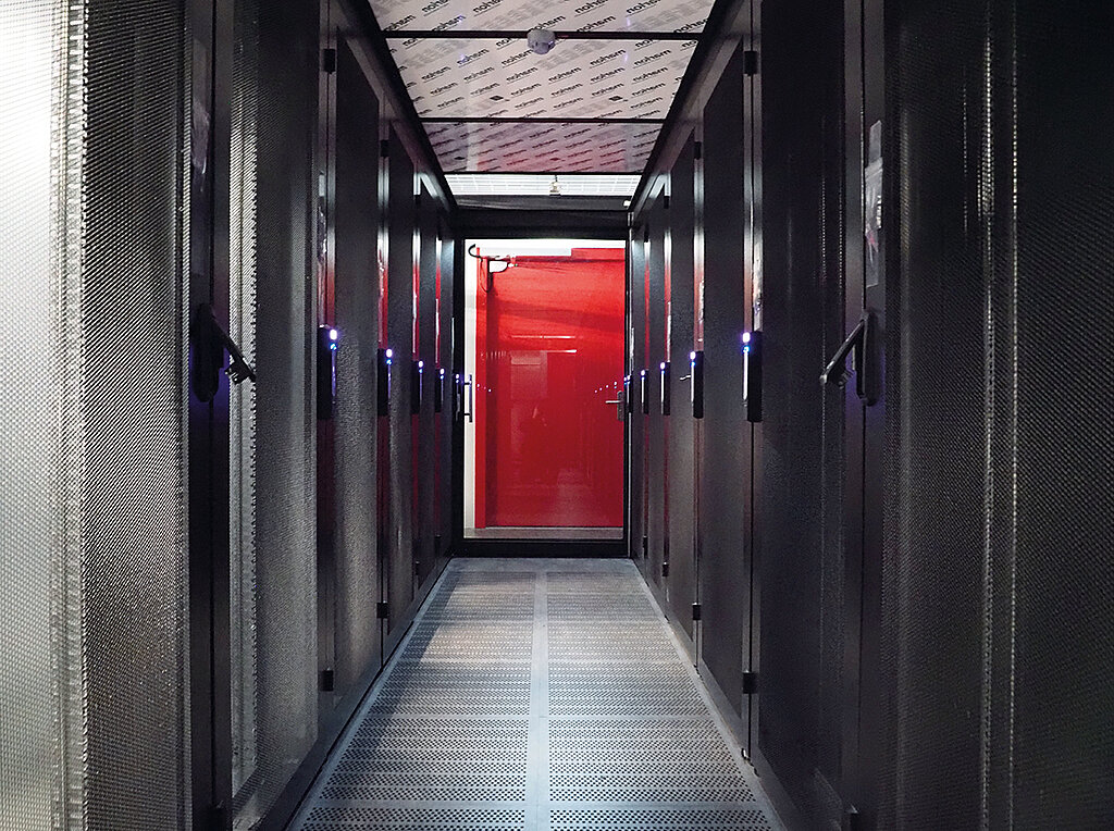 Serverraum, am Ende des Servergangs eine rote Tür