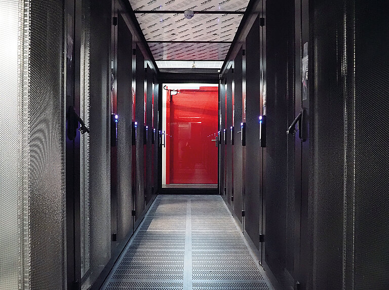 Serverraum, am Ende des Servergangs eine rote Tür