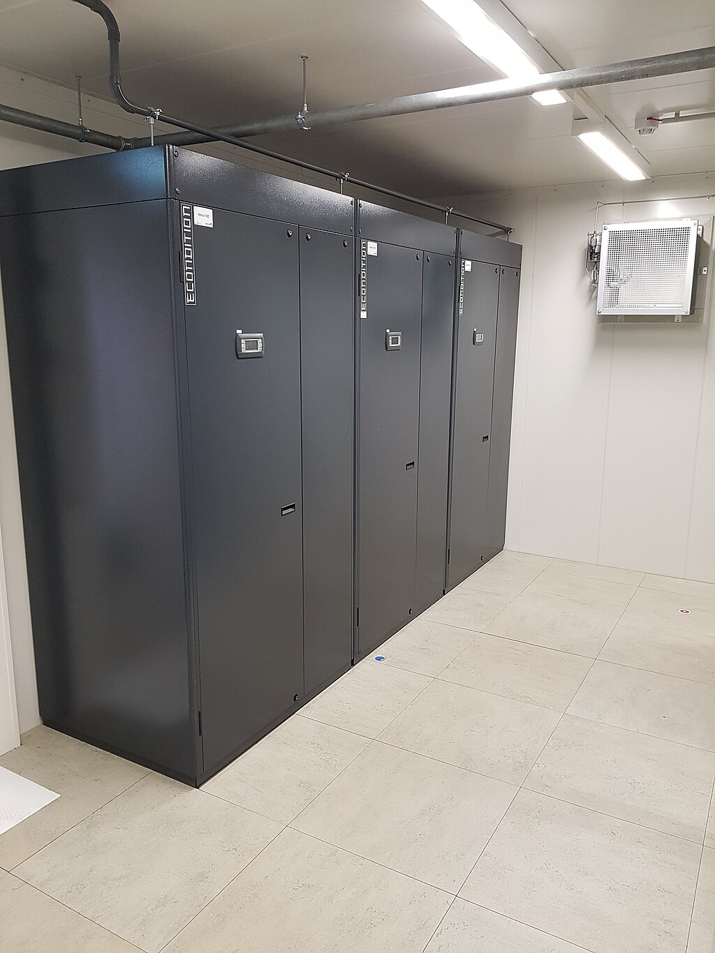 Serverschrank in schwarz, dreigliedrig