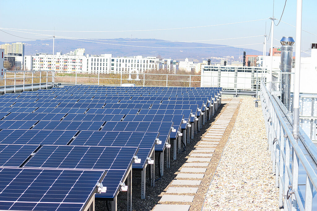 Photovoltaik-Anlagen auf dem Dach zur zusätzlichen Stromerzeugung onsite