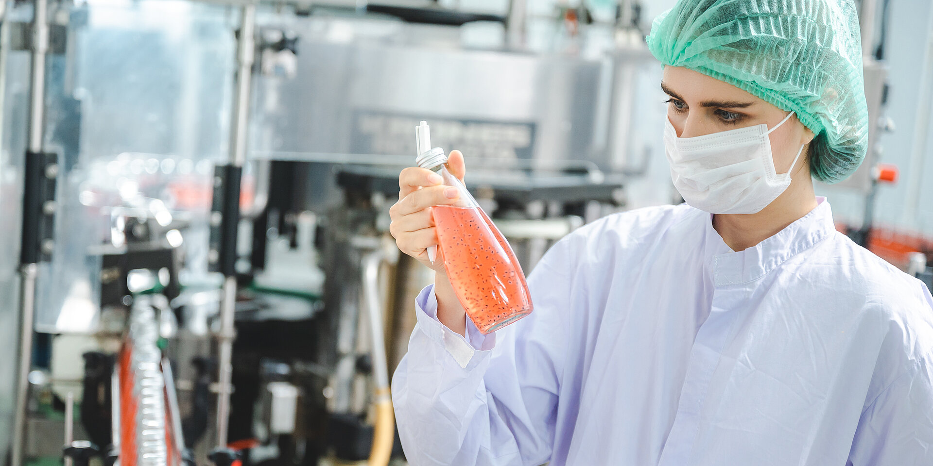 Fabrikarbeiter mit Flasche