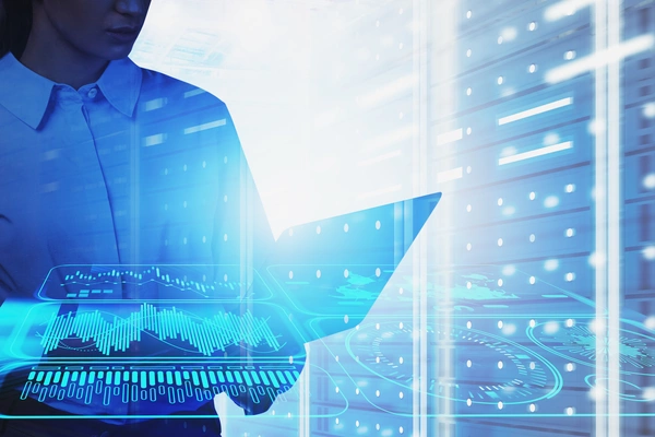 Abstraktes Bild mit Computer und Daten im Rechenzentrum