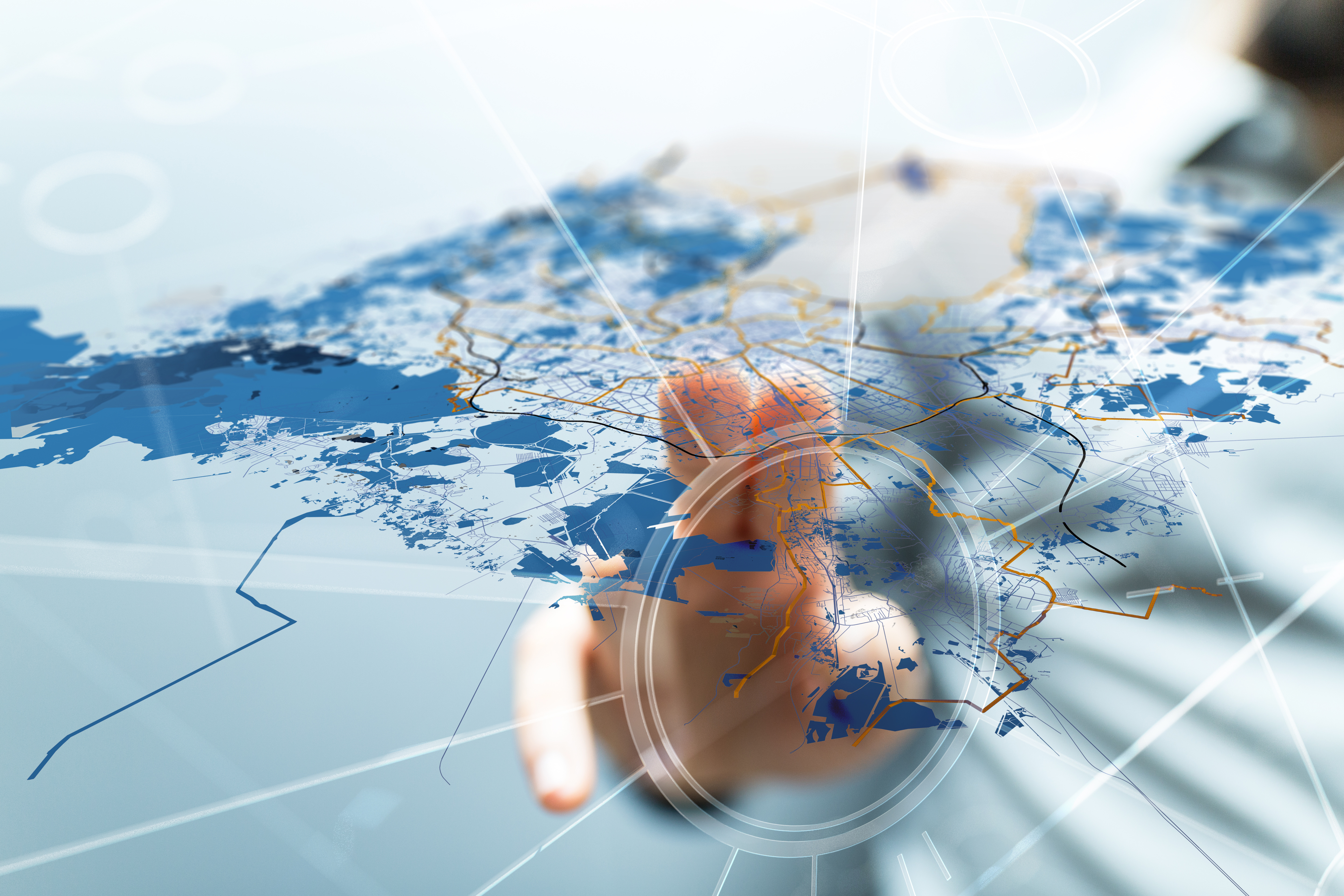 Eine Landkarte, in der eine Hand auf einen Standort zeigt