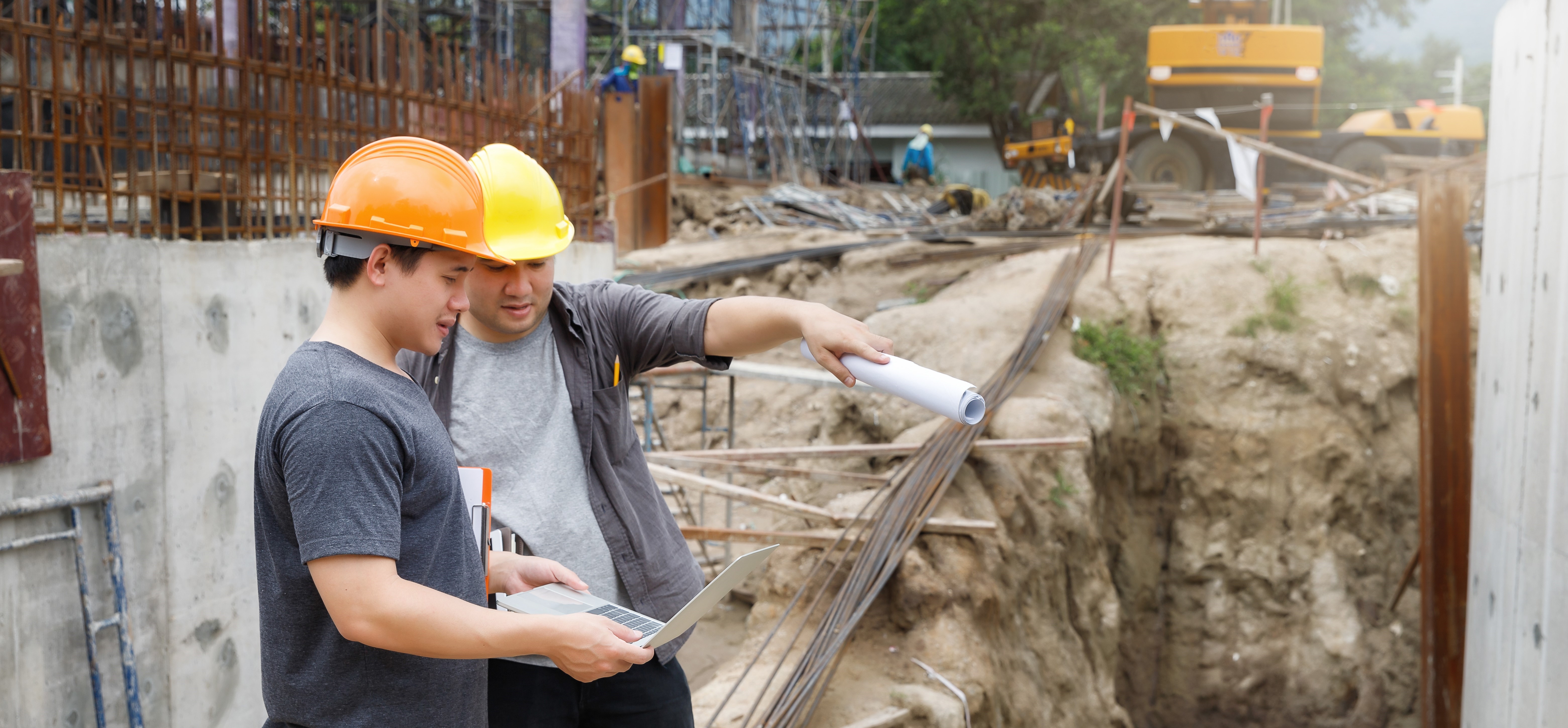 2 Bauarbeiter auf einer Baustelle
