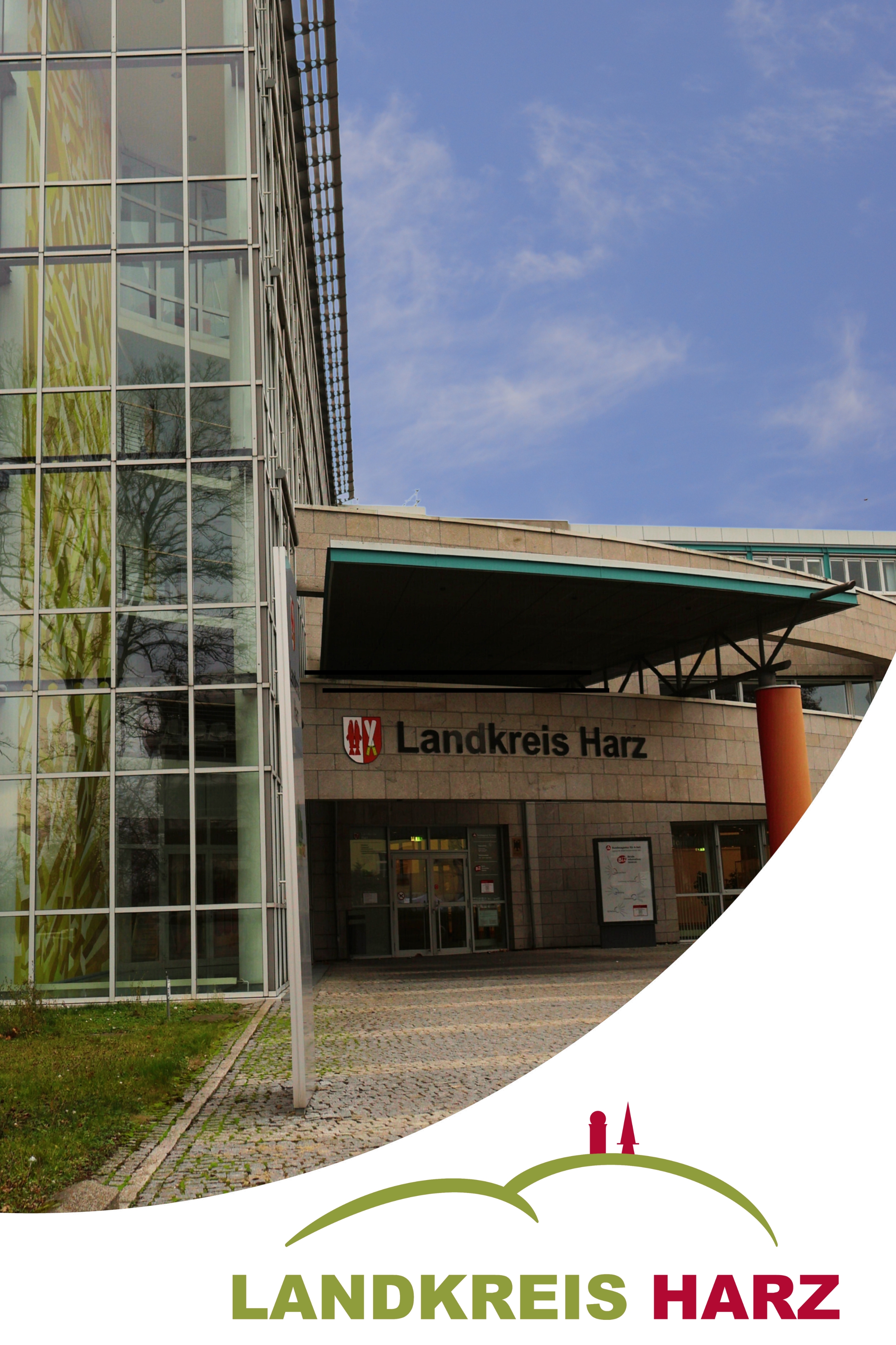 Firmengebäude des Landkreis Harz mit Logo