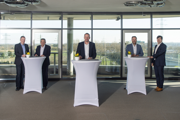 3 Stehtische, hinter denen Personen stehen. Von links nach rechts: orstandsmitglied Dr. Markus Coenen (Süwag Energie AG), Vorstandsmitglied Mike Schuler (Süwag Energie AG), CEO Ralf Siefen (Data Center Group), CTO Florian Sippel (noris network AG), CEO Ingo Kraupa (noris network AG) 