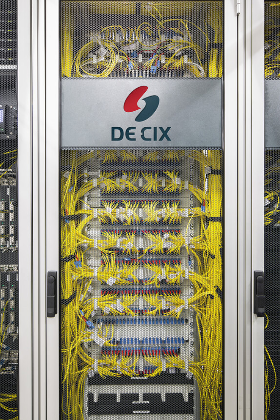DE-CIX Internet nodes, in which various networks are interconnected by means of cables and patch panels