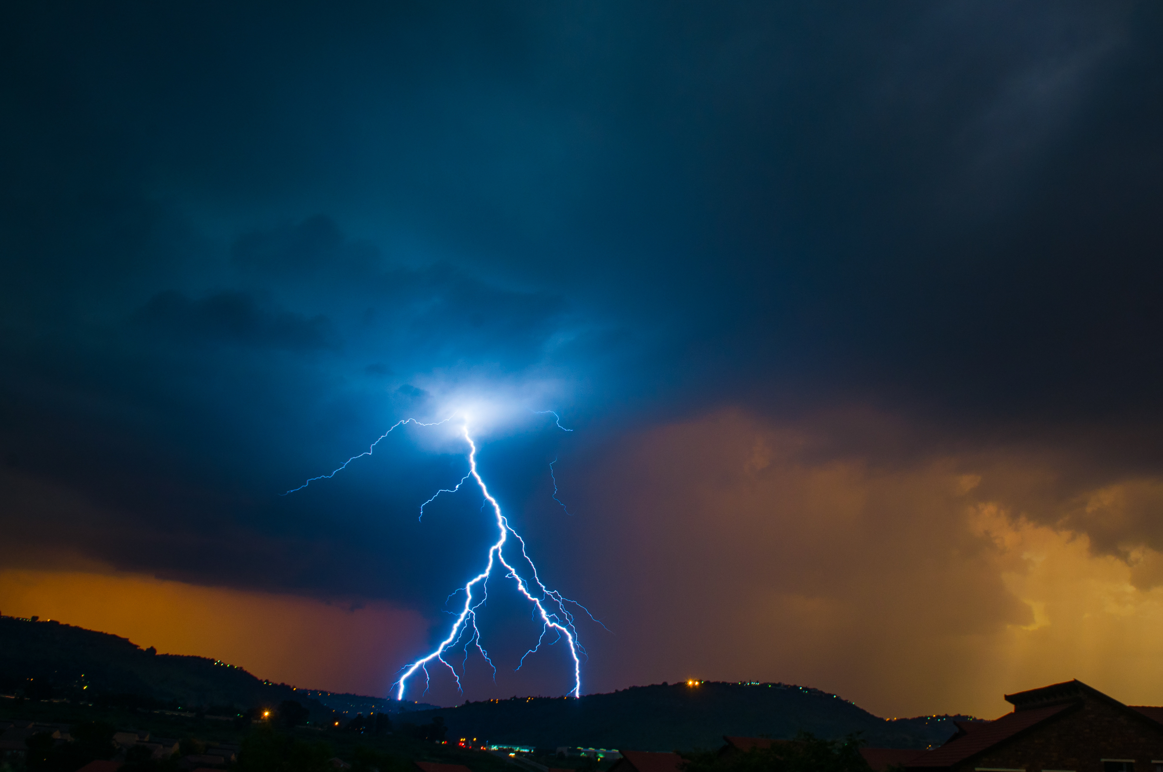 Ein heller Blitz, der aus dem Himmel herausragt