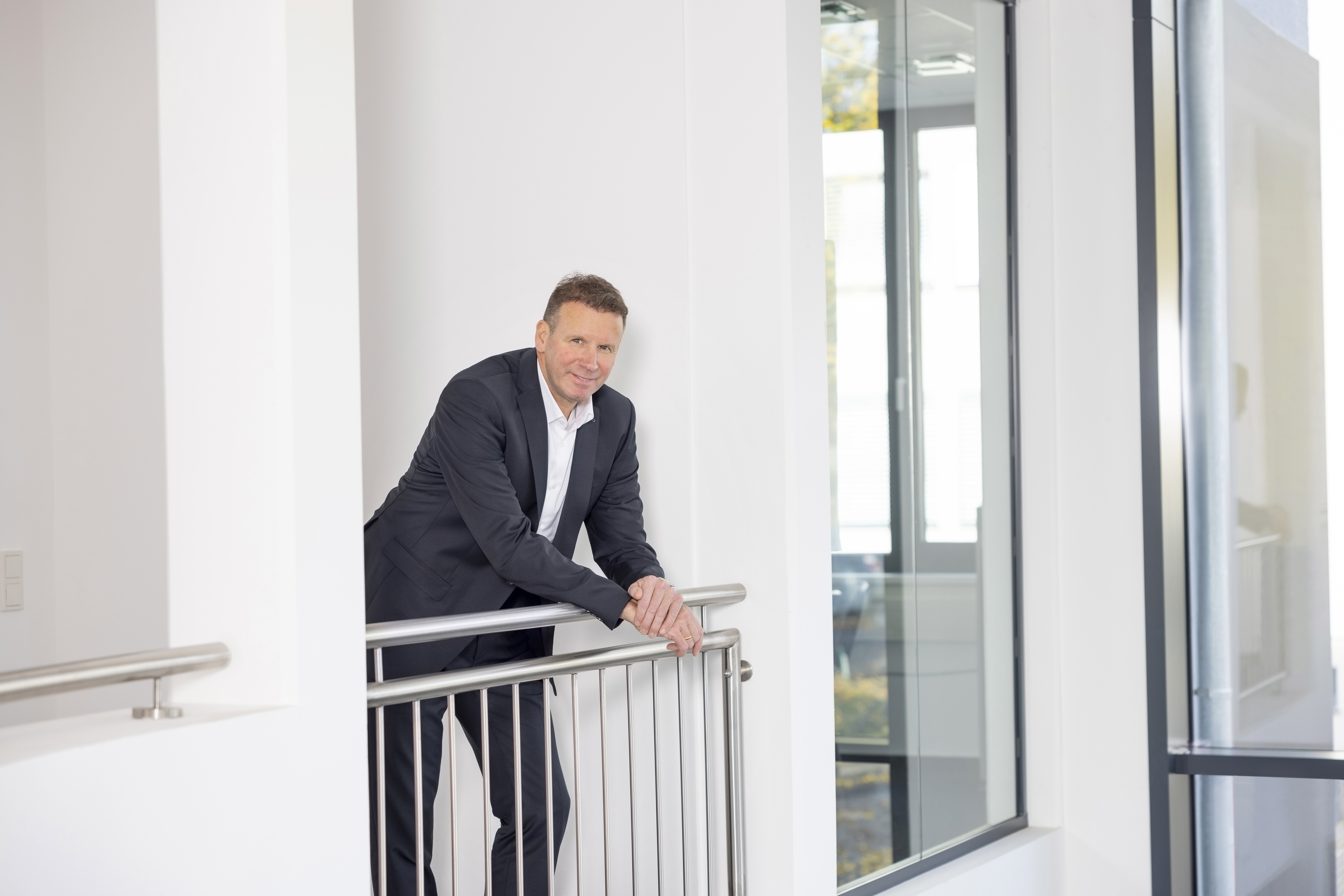 Geschäftsführer Ralf Siefen im Foyer des Hauptsitzes der Data Center Group