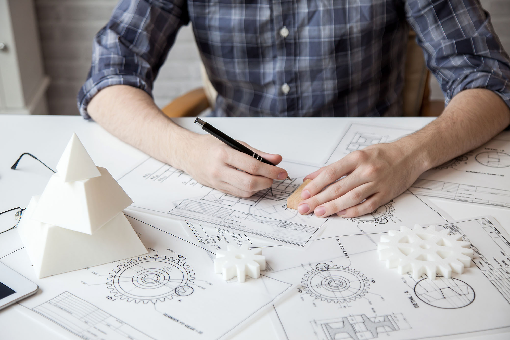 Technischer Produktdesigner erstellt eine präzise technische Zeichnung mit professionellen Werkzeugen.