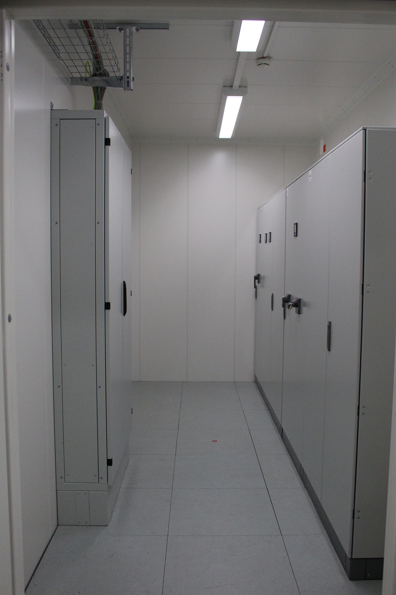 Raum mit Serverschränken grau in links und rechts