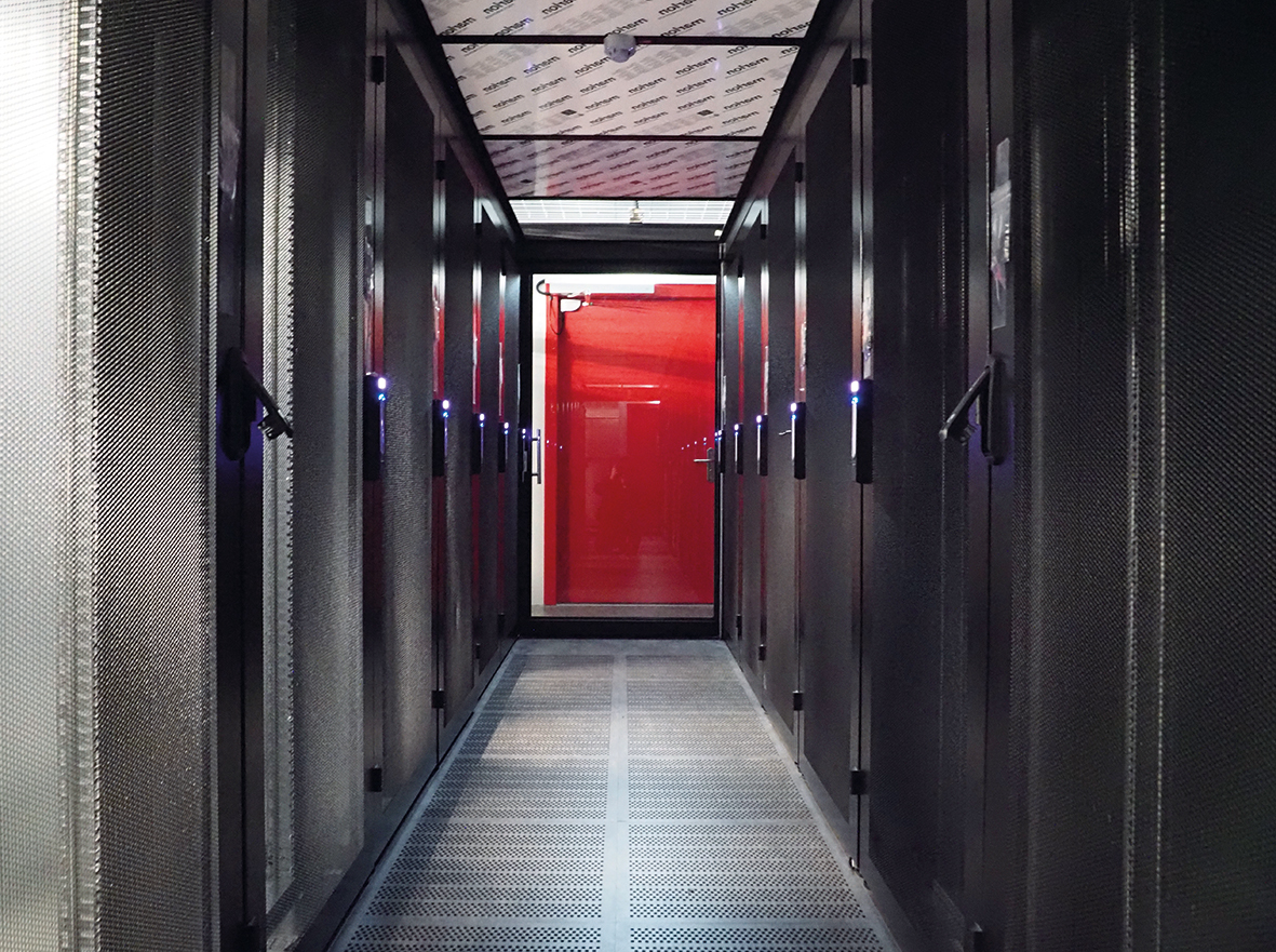 Serverraum, am Ende des Servergangs eine rote Tür