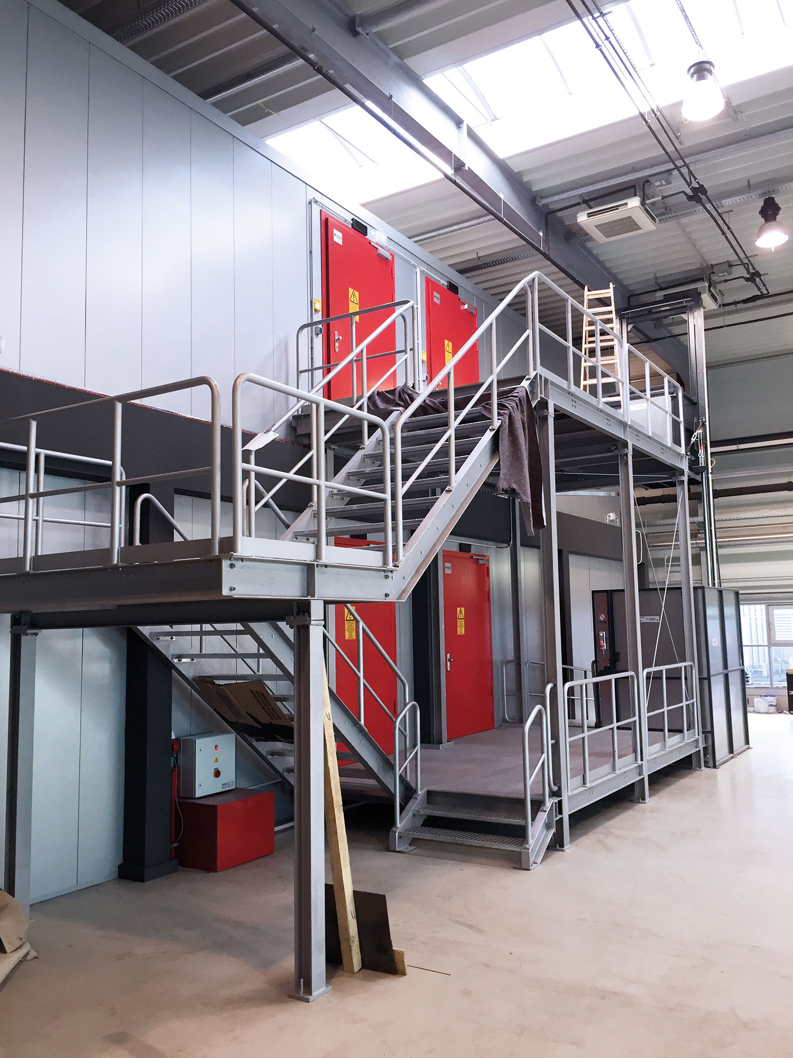 Zweistöckiges Rechenzentrum mit roten Sicherheitstüren und Treppen