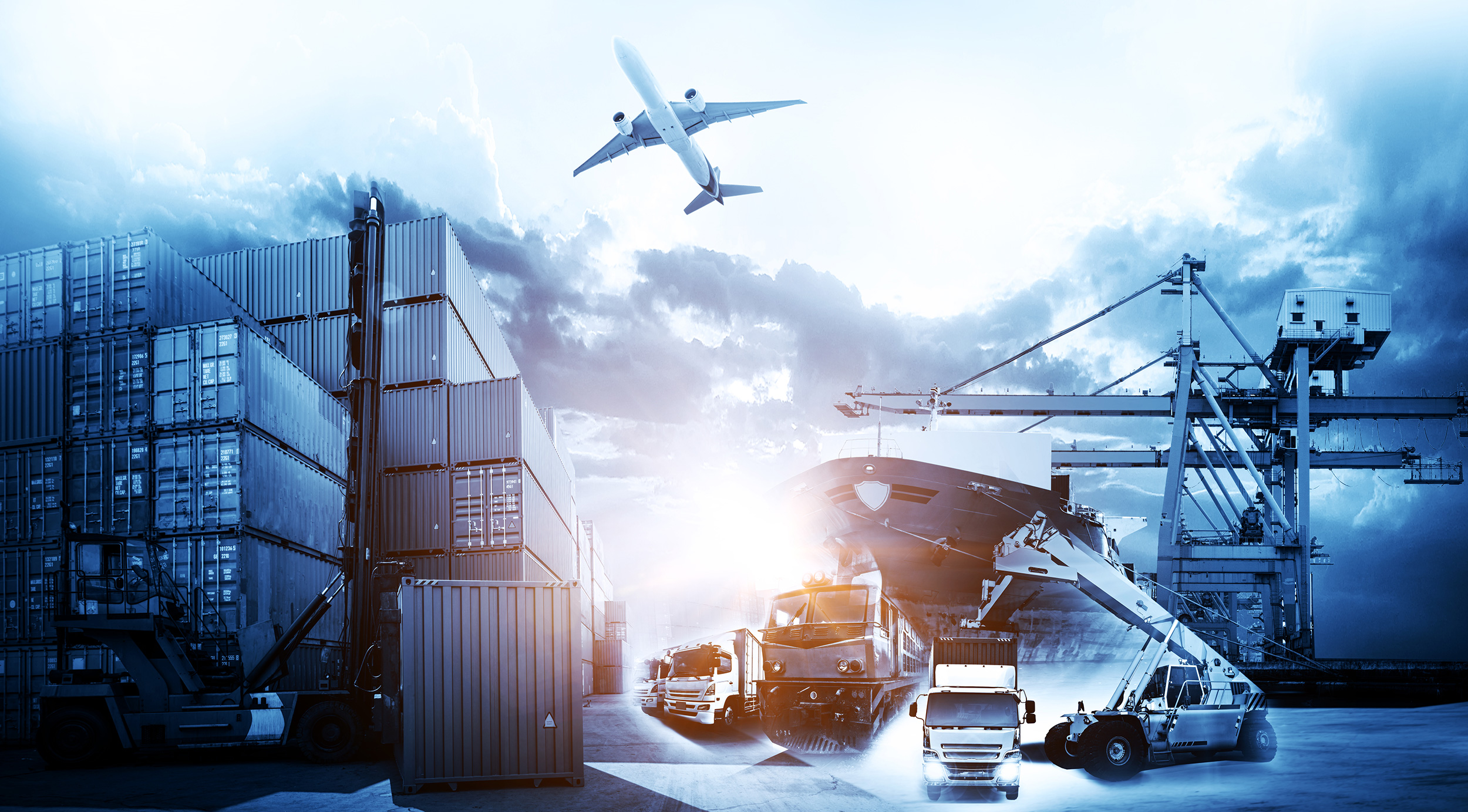 Ein LKW auf einer Straße, an den Seiten Grünfläche