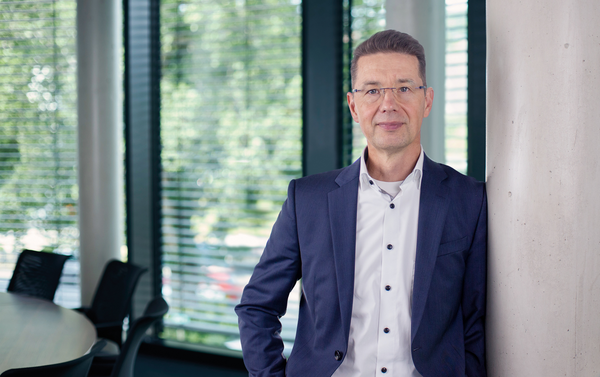 Portrait Steffan Leuschner, stehend im Abzug